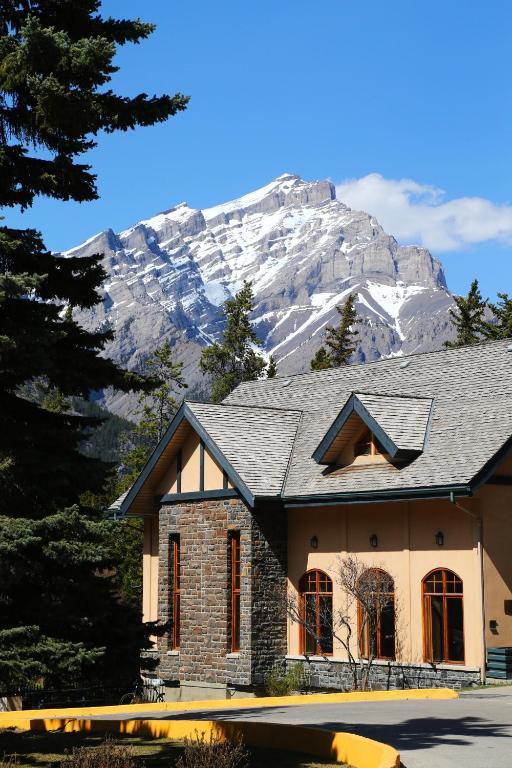 Ywca Banff Hotel Bagian luar foto