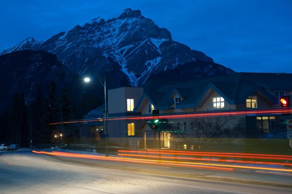 Ywca Banff Hotel Bagian luar foto